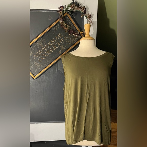 Old navy green sleeveless top.                                (Inventory tub #1) - Picture 1 of 4